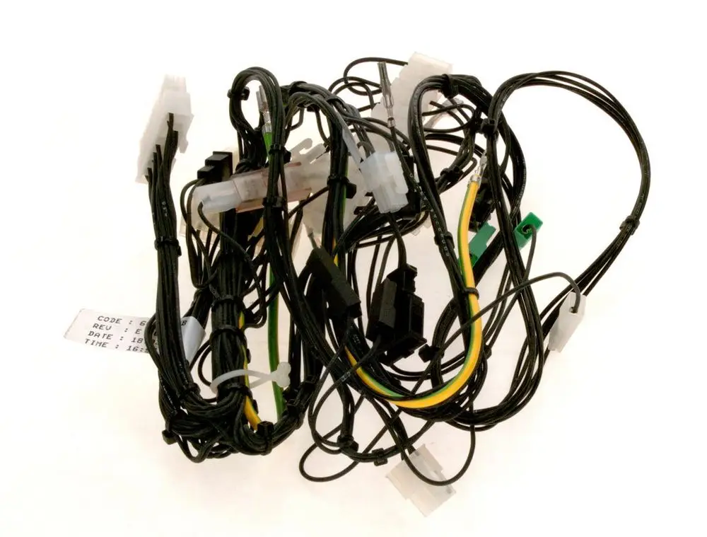 Kabelbaum mit mehreren Kabeln und Steckverbindern, deutlich sichtbar sind Kunststoffstecker in verschiedenen Farben. Ansicht zeigt ein unordentlich zusammengebundenes Kabelbündel von Bosch.
